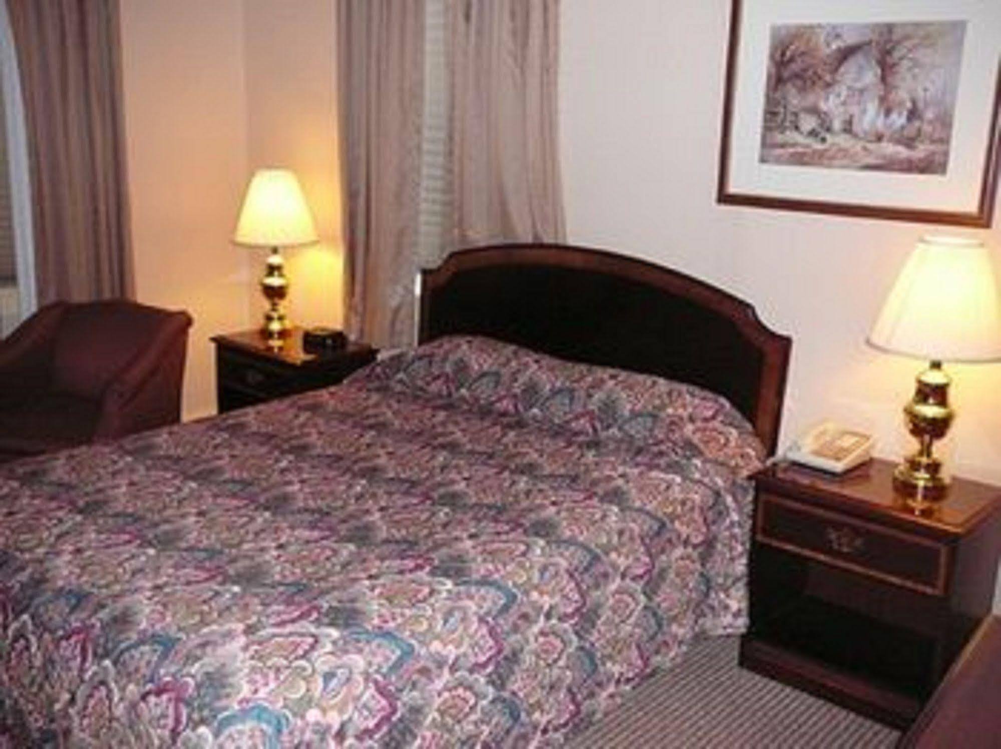 Country Squire Inn And Suites New Holland Εξωτερικό φωτογραφία