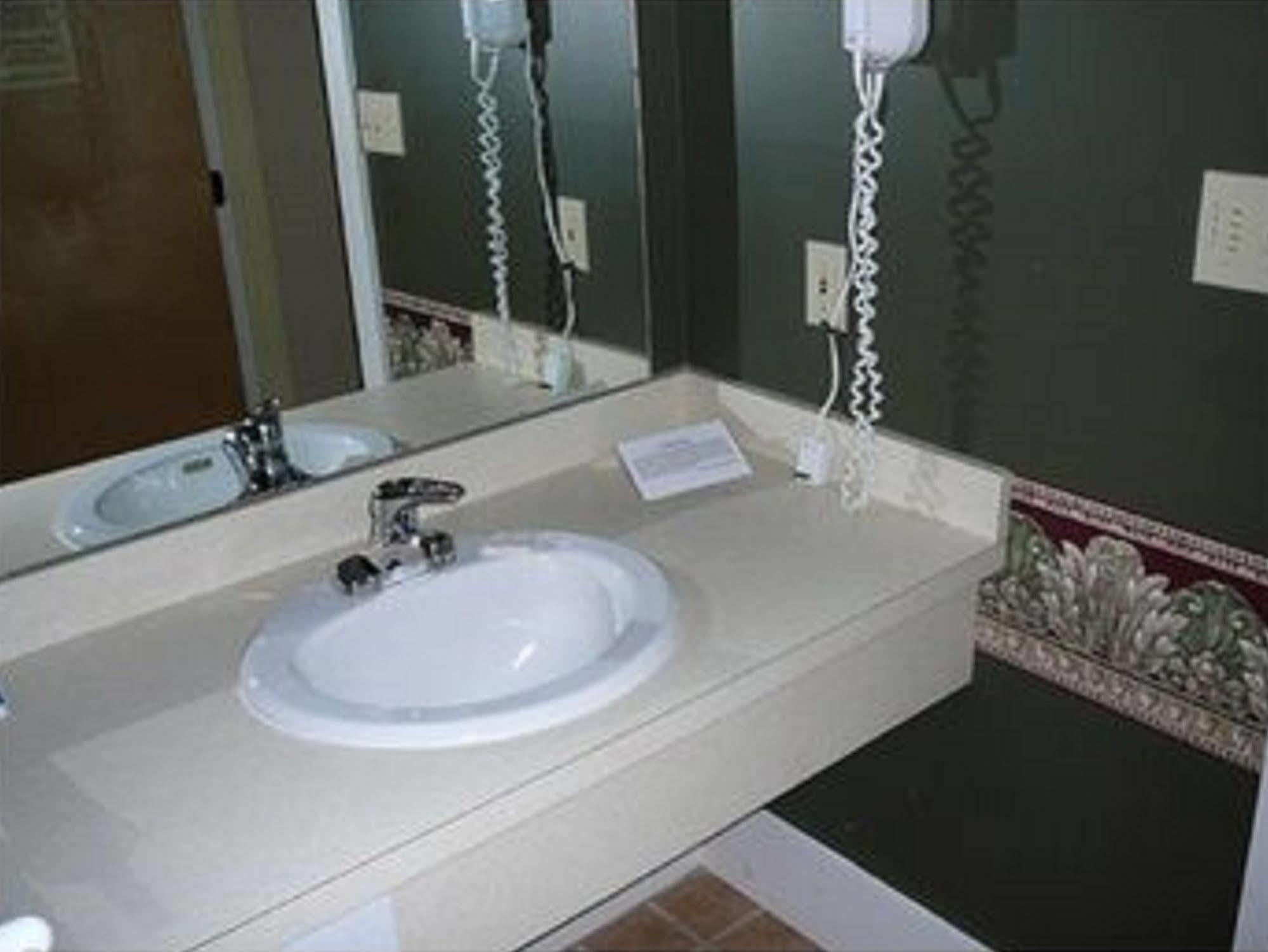 Country Squire Inn And Suites New Holland Εξωτερικό φωτογραφία